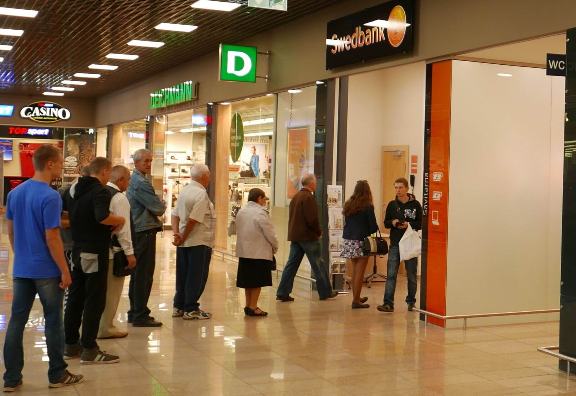 Eilė prie Swedbank skyriaus