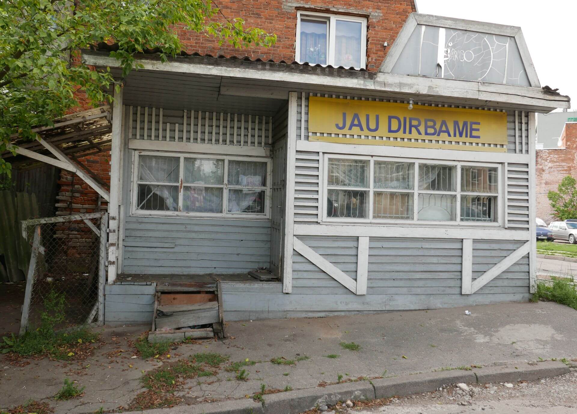 Iškaba "jau dirbame" ant sulūžusio, akivaizdžiai neveikiančio kiosko